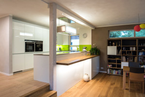 Ansicht der Leicht-Küche mit Öffnung zum Wohn-/ Essbereich