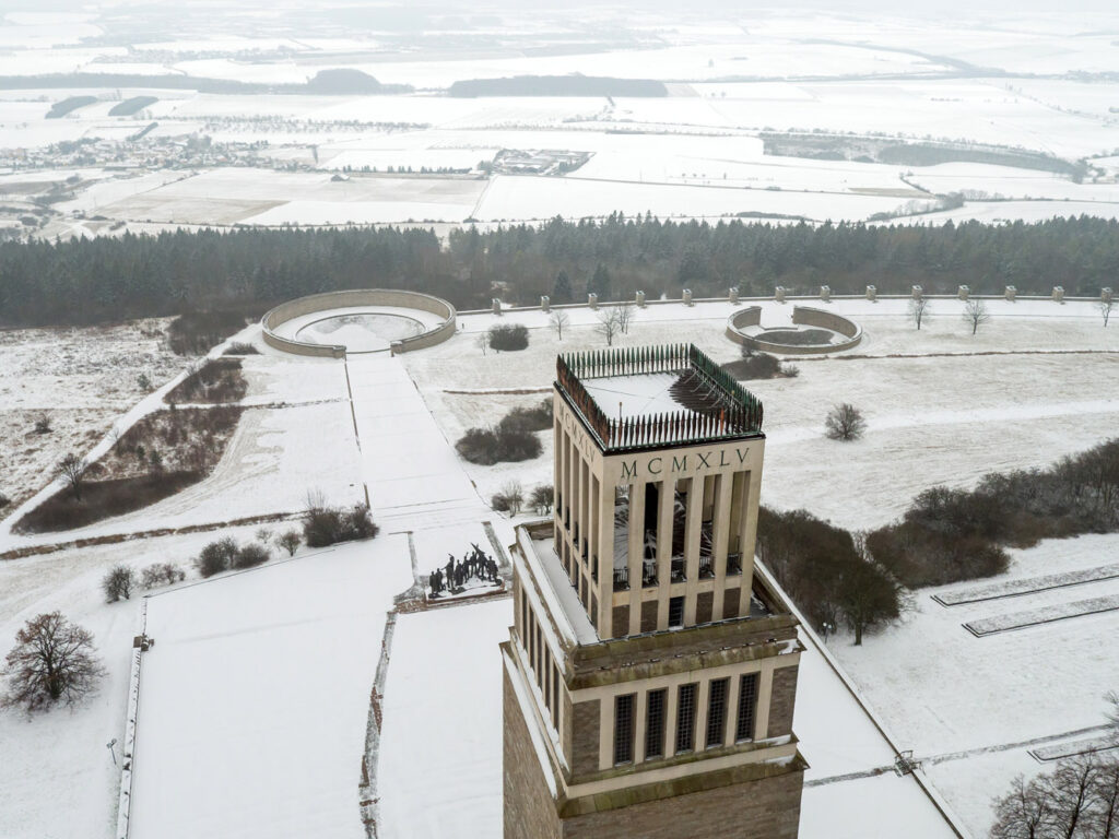 Glockenturm der Gedenkstätte Buchenwald im Winter.